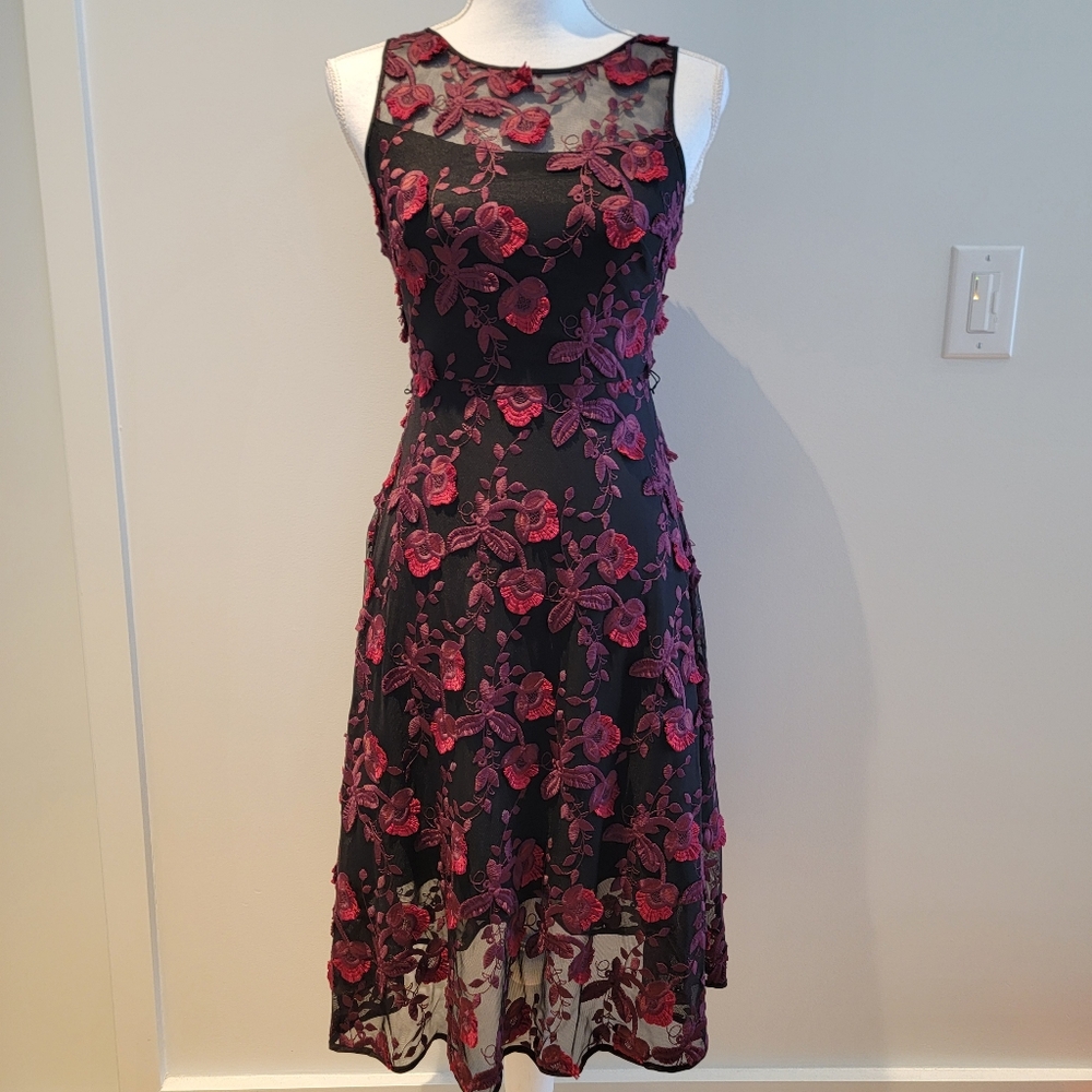 ❤️WHITE HOUSR BLACK MARKET MIDI FLORAL DRESS (BLACK)